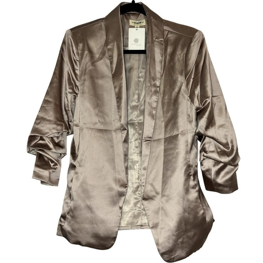 Locking Out Satin Blazer – Champagne